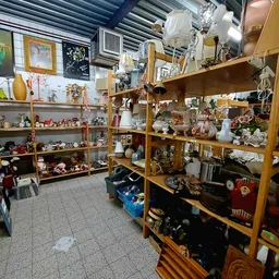 Winkelinterieur met houten stellingen vol decoratieve artikelen, beeldjes en verzamelobjecten
