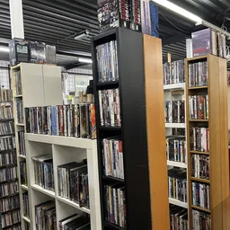 Stellingen met uitgestalde dvd's en blu-rays in verschillende kleuren kasten