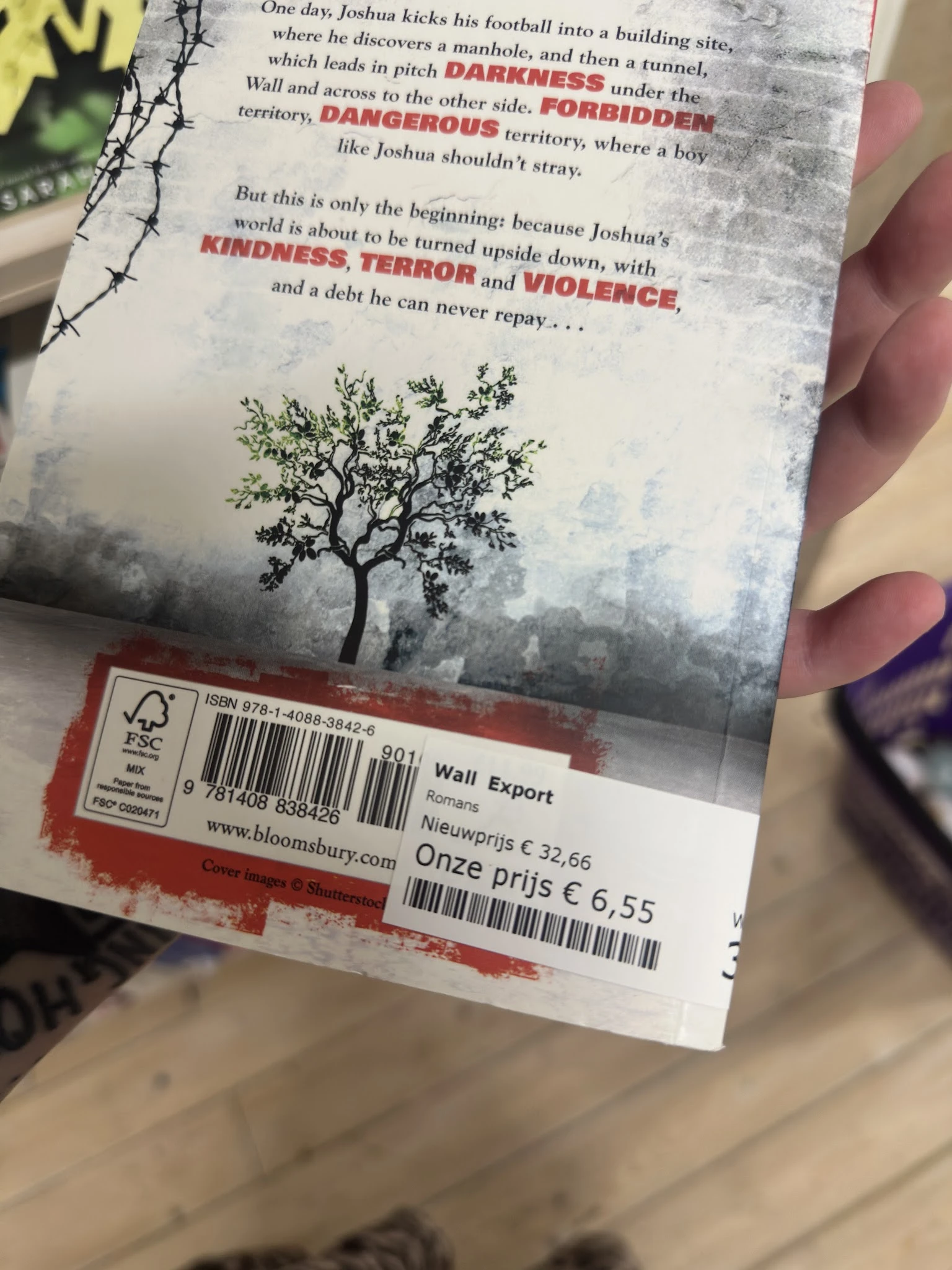 Close-up van een tweedehands boek met prijssticker en barcode van Wall Export