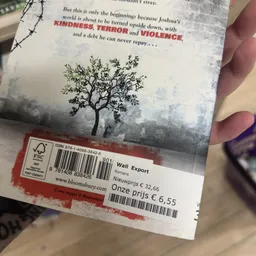 Close-up van een tweedehands boek met prijssticker en barcode van Wall Export