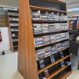 Houten stellingkasten vol met dvd's en blu-rays uitgestald in de kringloopwinkel