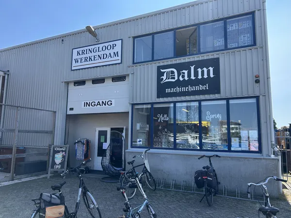 Gevel van Kringloop Werkendam met ingang, ramen en fietsen ervoor geparkeerd