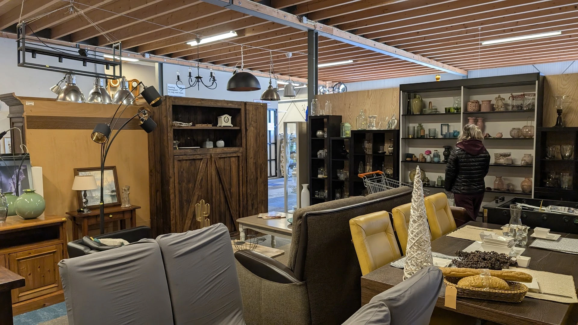 Kringloop Werkendam in Werkendam met tweedehands boeken, decoratiemateriaal en gereedschappen