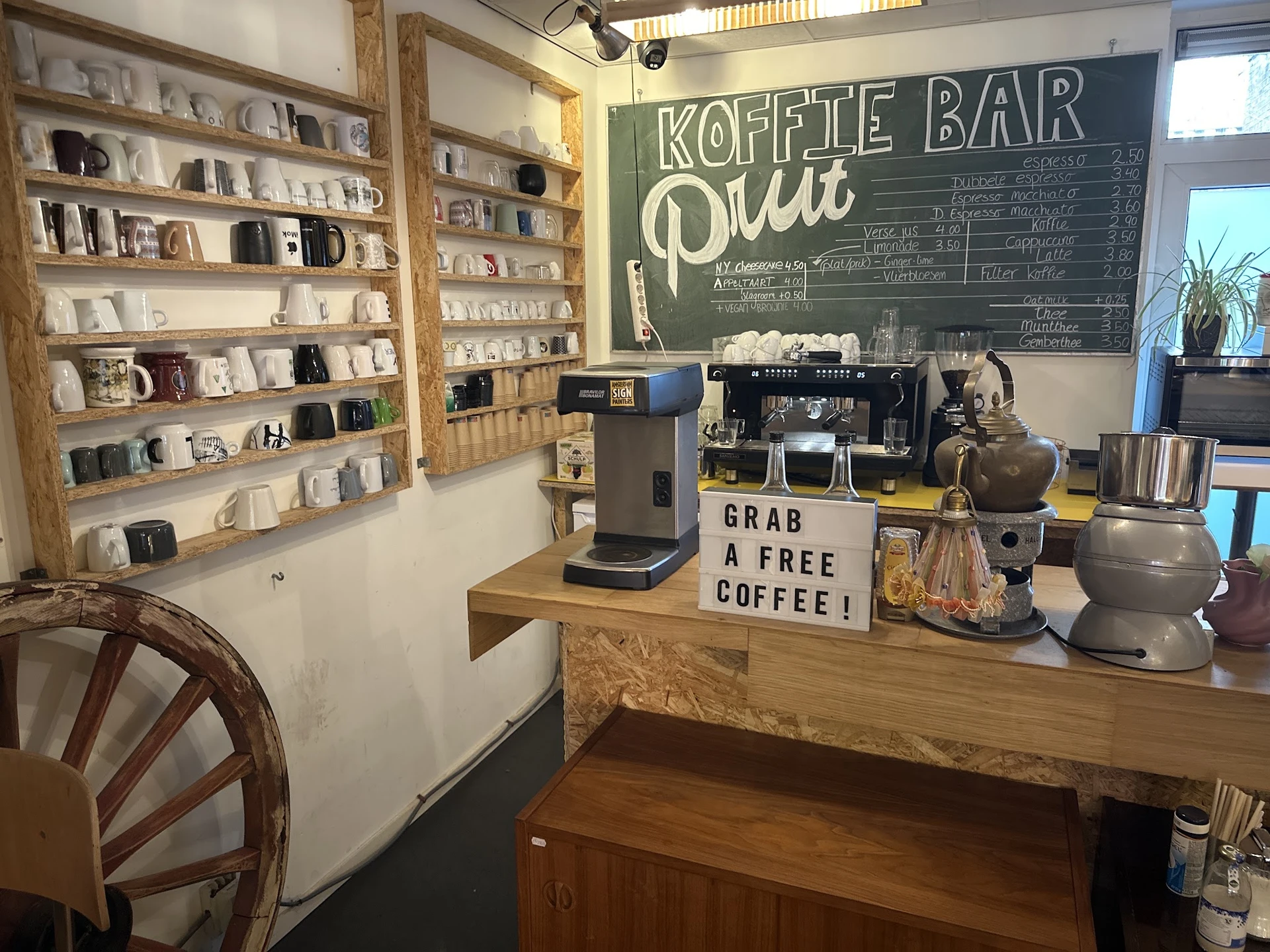 Koffiebar met espressomachine, leesbaar krijtbord met menu en promotie 'grab a free coffee'