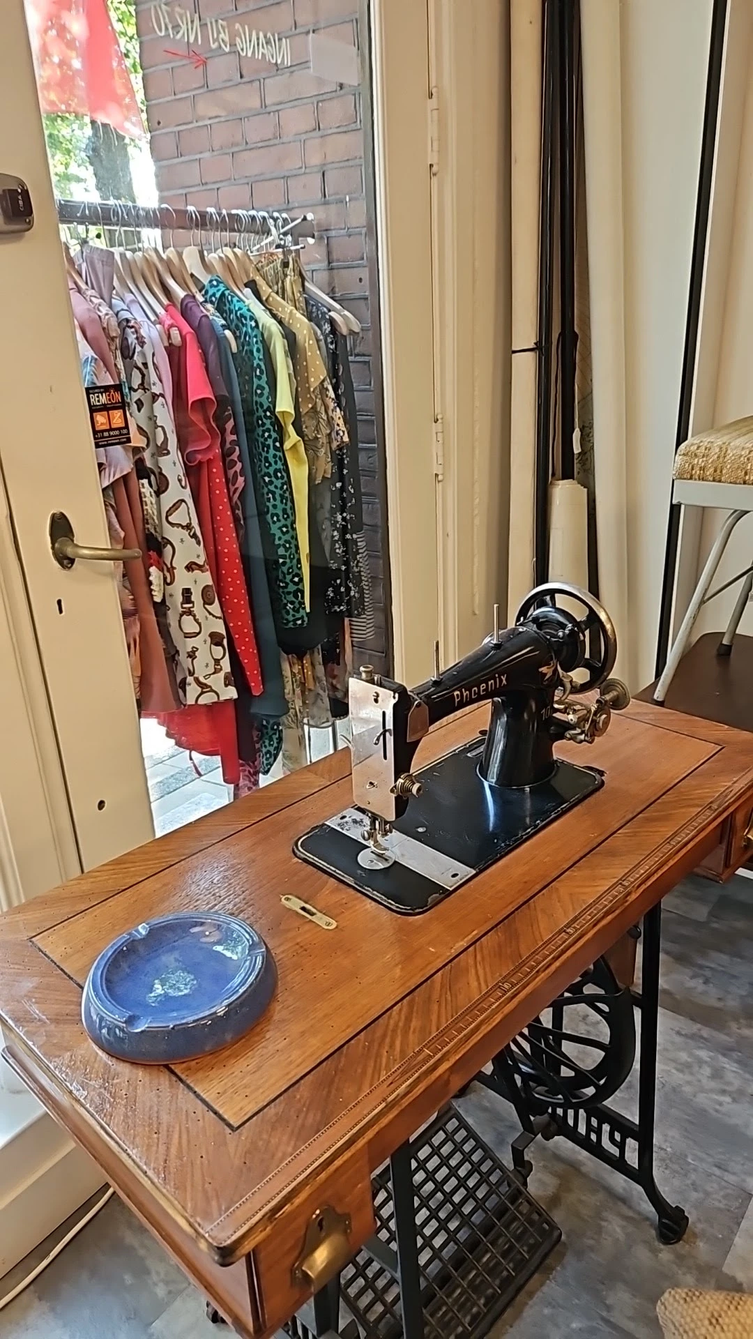 Zwarte vintage Phoenix naaimachine op houten tafel in de winkel