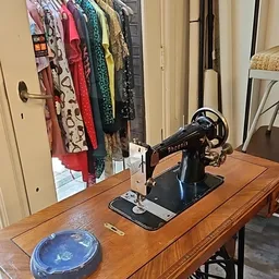 Zwarte vintage Phoenix naaimachine op houten tafel in de winkel