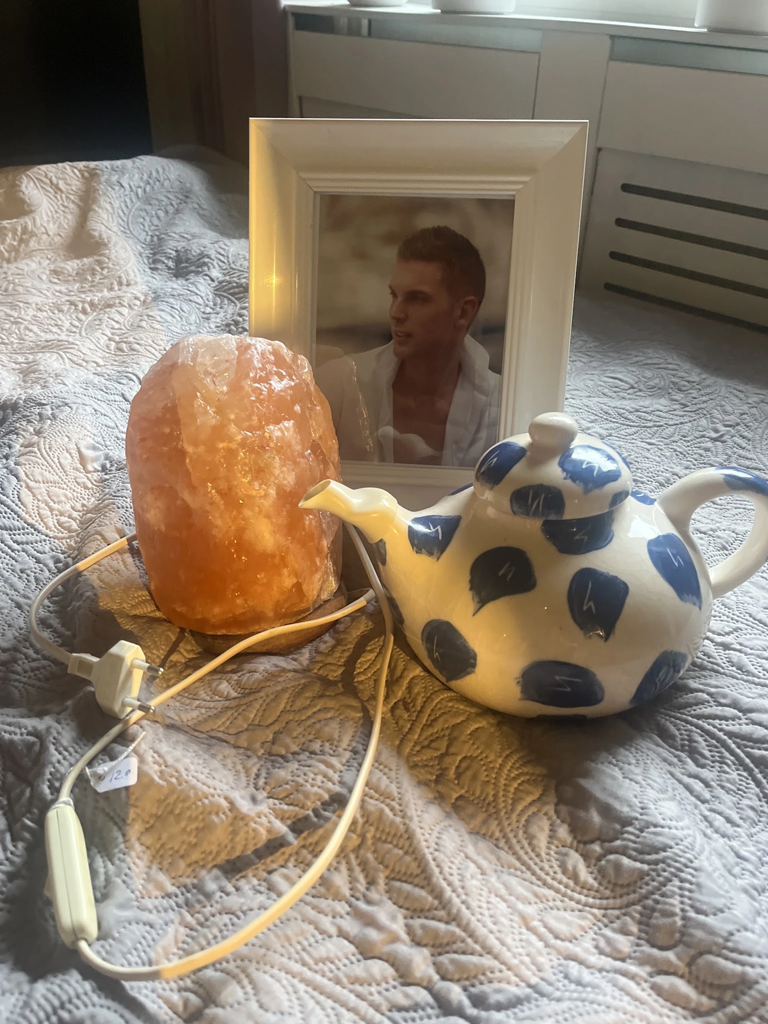 Himalayazoutsteen en blauw-wit gebloemde theepot op gouden onderlegger
