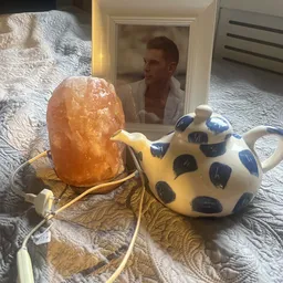 Himalayazoutsteen en blauw-wit gebloemde theepot op gouden onderlegger