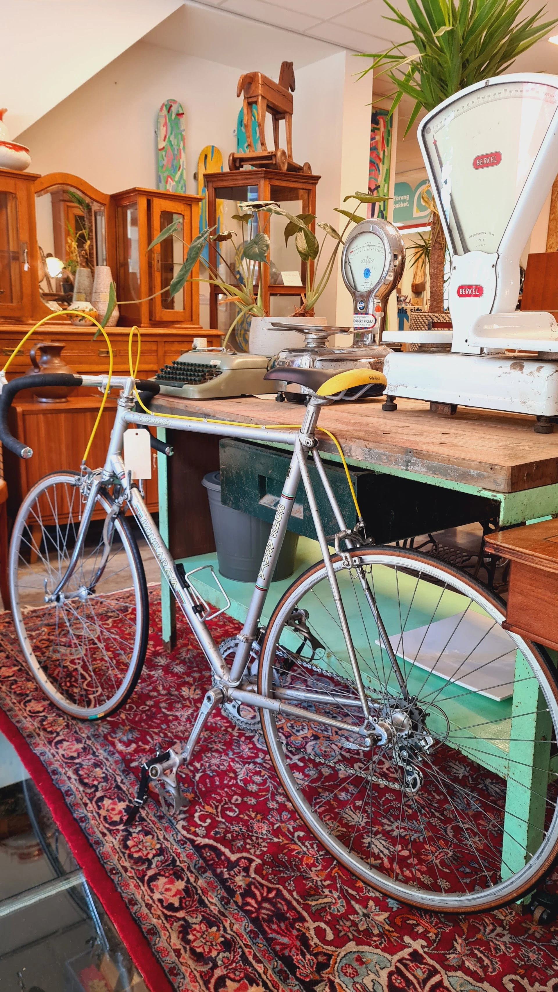 Kringloop West in Amsterdam met tweedehands boeken, elektrische fietsen en elektronica
