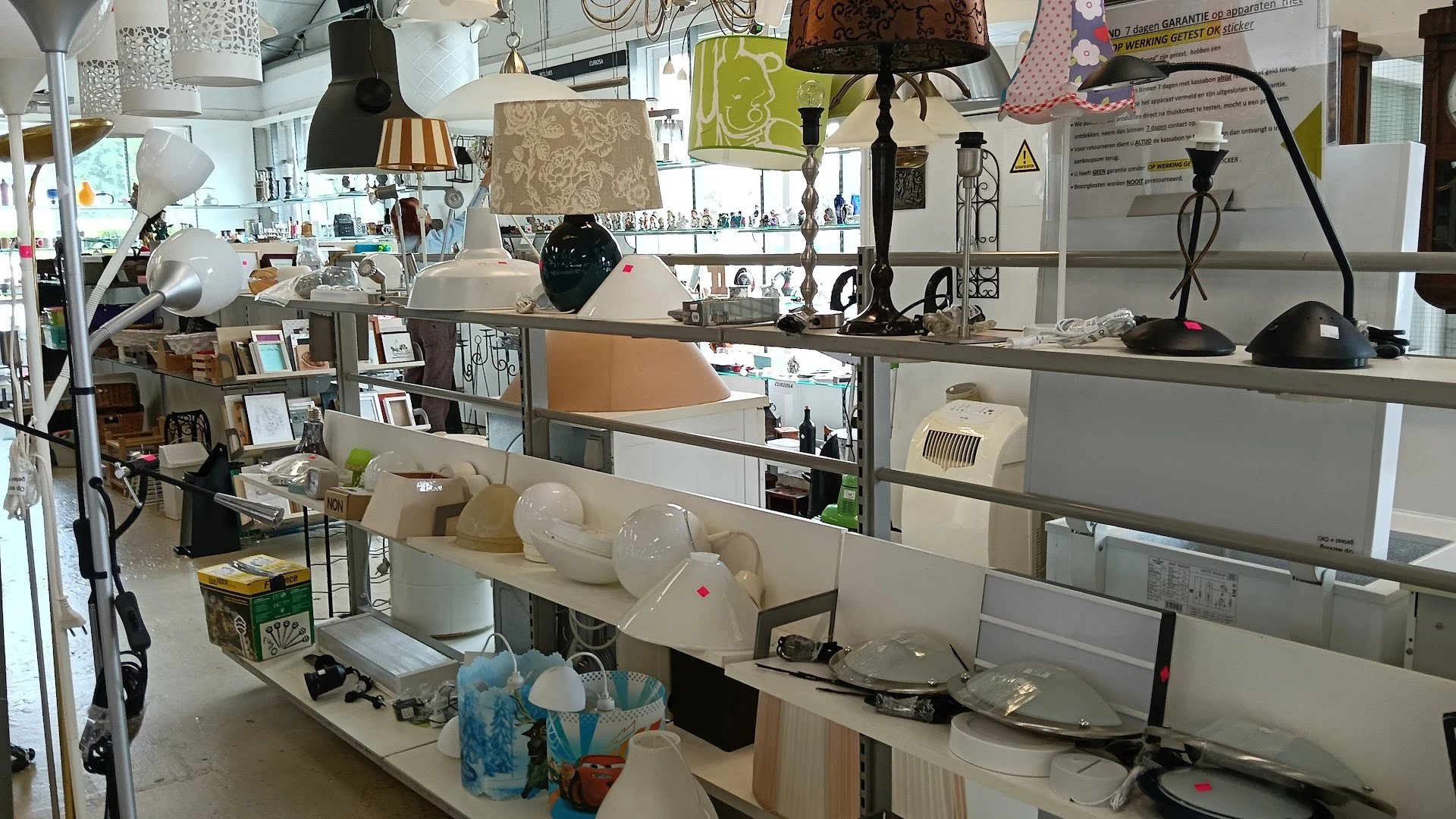 Kringloop Westerkwartier in Tolbert met tweedehands boeken, hoeden en huishoudelijke apparaten