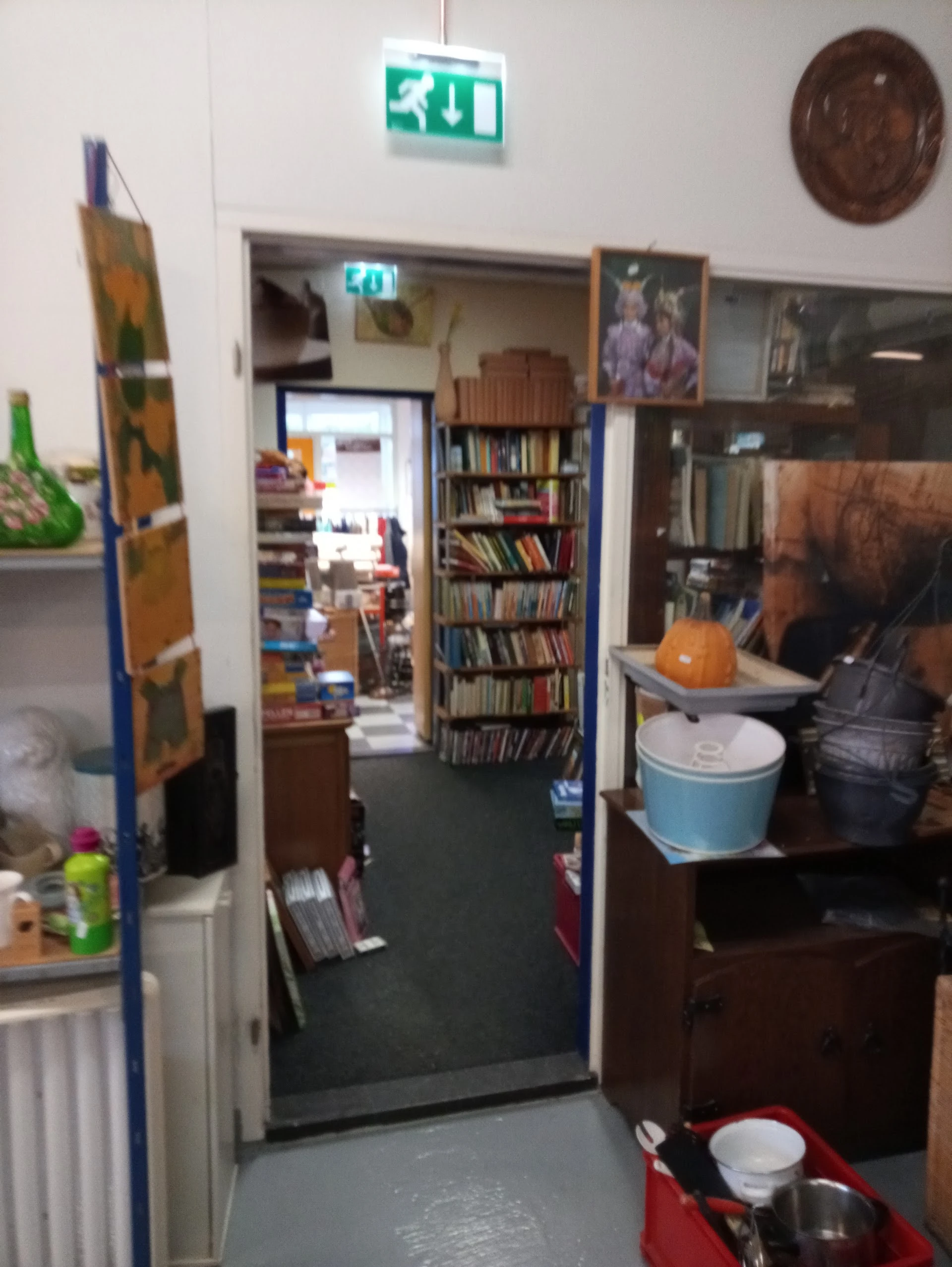 Kringloop winkel in Hoogeveen met tweedehands boeken, elektronica en films