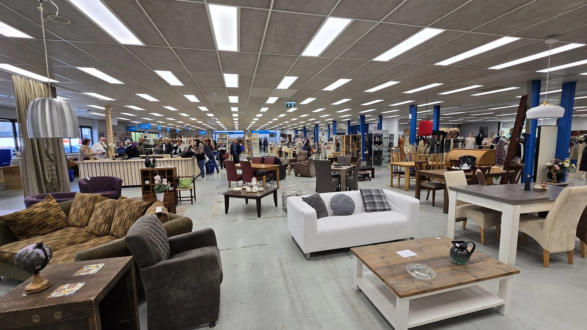 Kringloop winkel in Hoogeveen met tweedehands boeken, elektronica en films