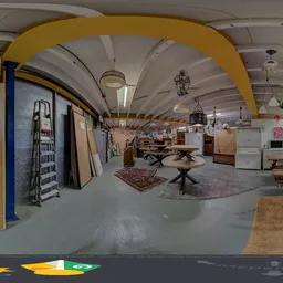 Ruim winkelbinnenin met gele boogconstructie, stellingen met meubels, lampen en huishoudartikelen