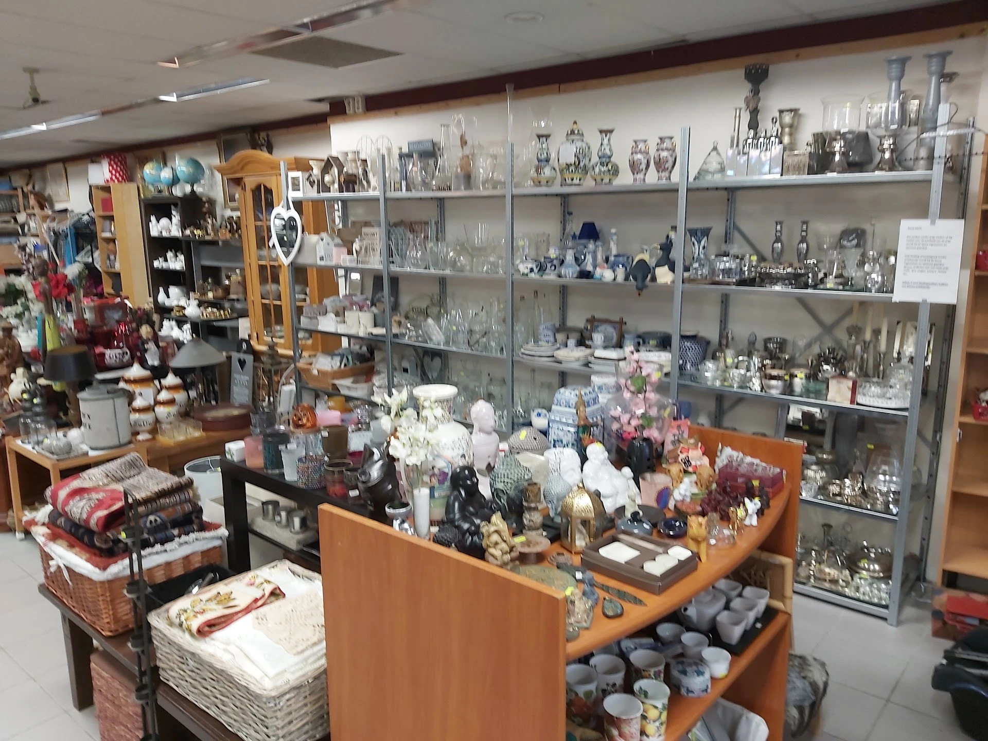 Kringloop winkel Veghel in Veghel met tweedehands antiek, boeken en elektronische apparaten