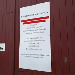 Informatiebord met contactgegevens en openingstijden van Kringloop Hartelstein