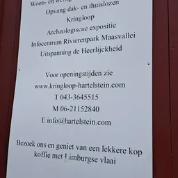 Witte papieren flyer met tekstuele informatie over archeologische expositie en contactgegevens