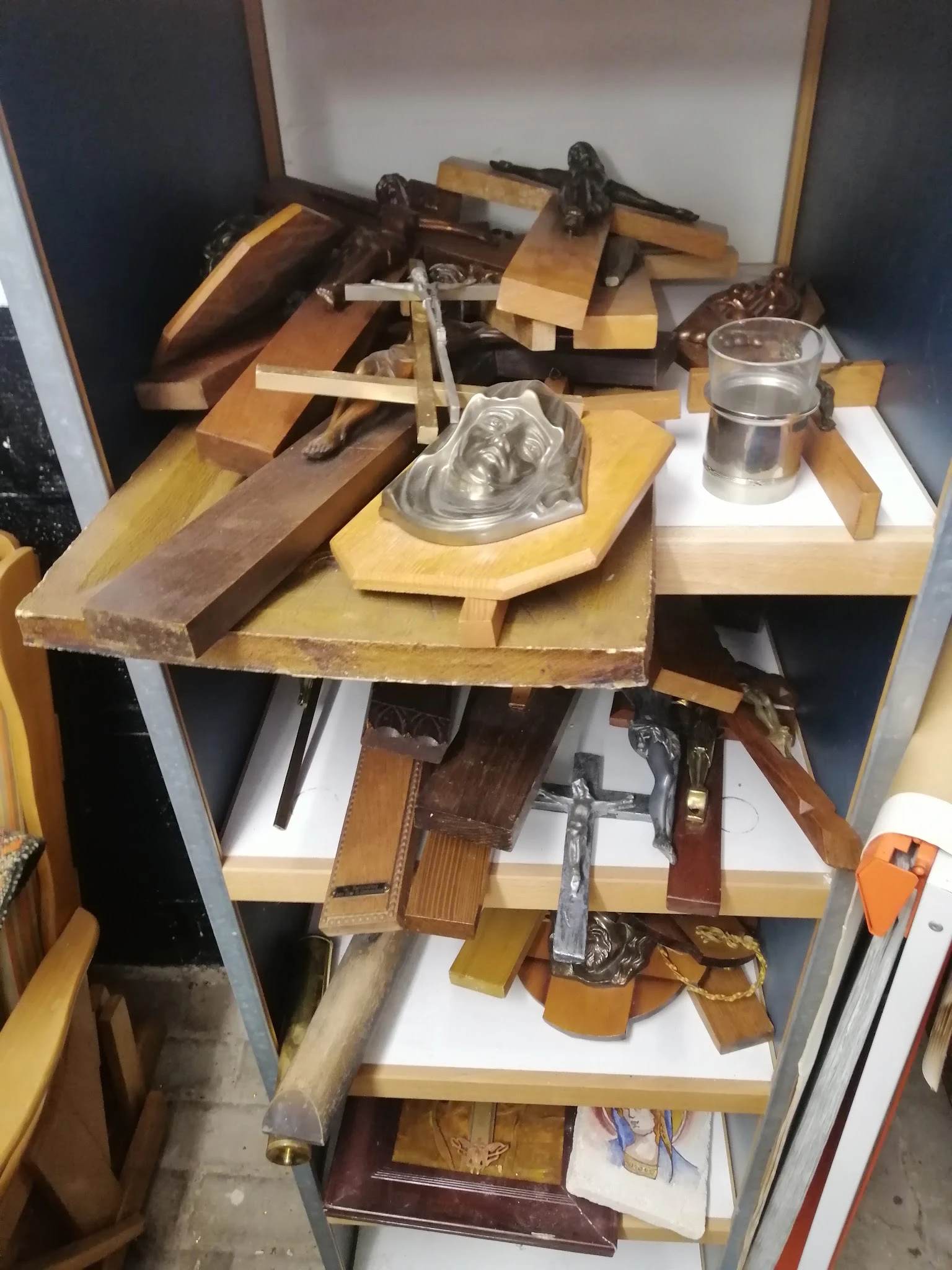 Stellingen met diverse tweedehands huishoudartikelen en decoratieve voorwerpen