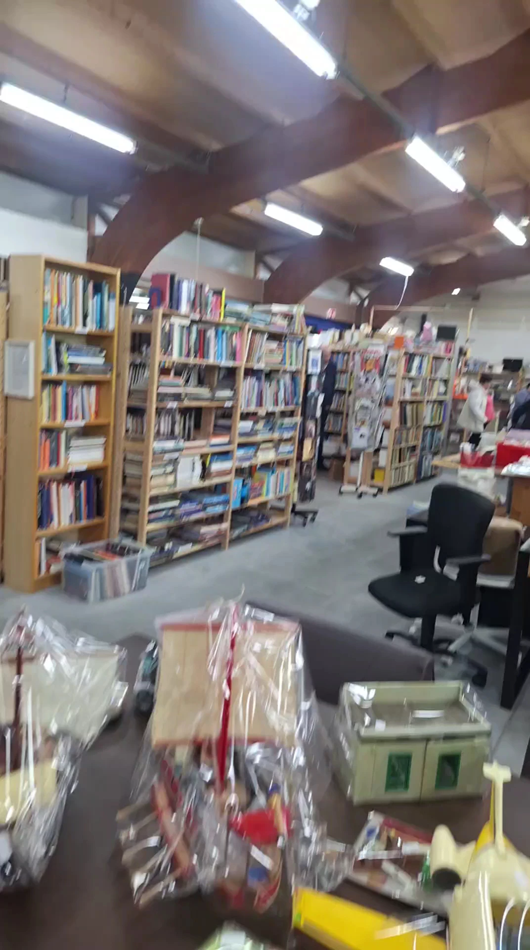 Boekenkasten en stellingen met boeken en media in een kringloopwinkel