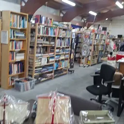 Boekenkasten en stellingen met boeken en media in een kringloopwinkel
