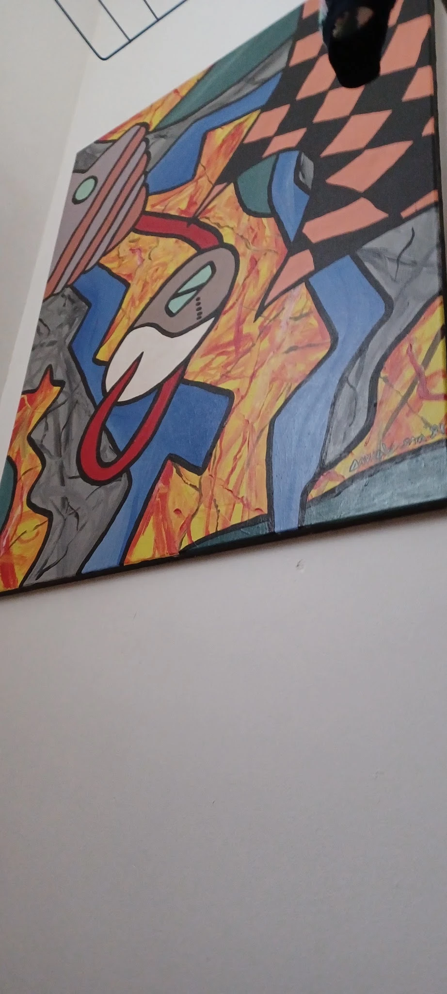 Kunstwerk met abstract ontwerp in blauwe, rode en gele kleuren met vlammen