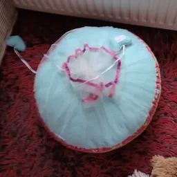 Lichtblauwe en roze decoratieve parasol of kostuum-accessoire op rood tapijt