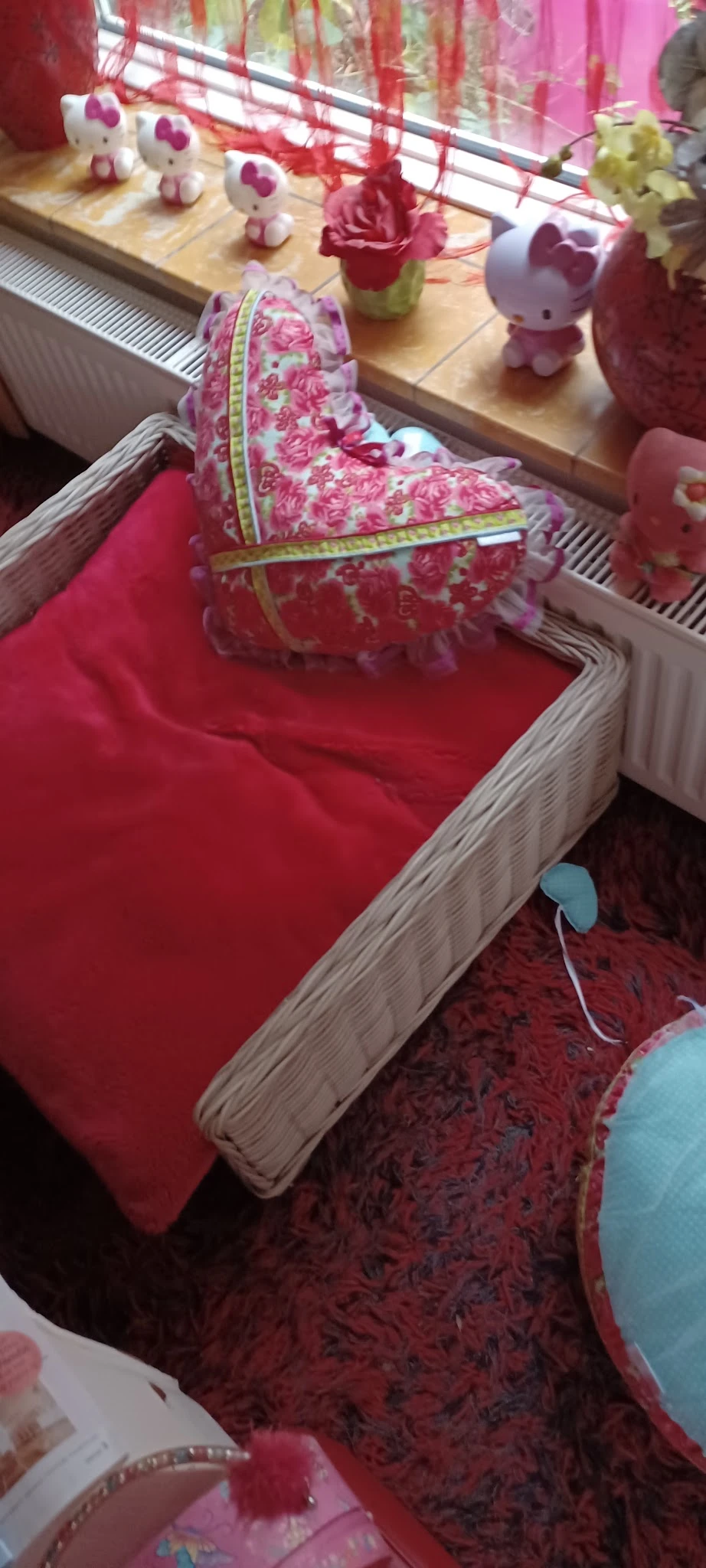 Houten bedframe met rode matras en beddengoedset in kringloopwinkel