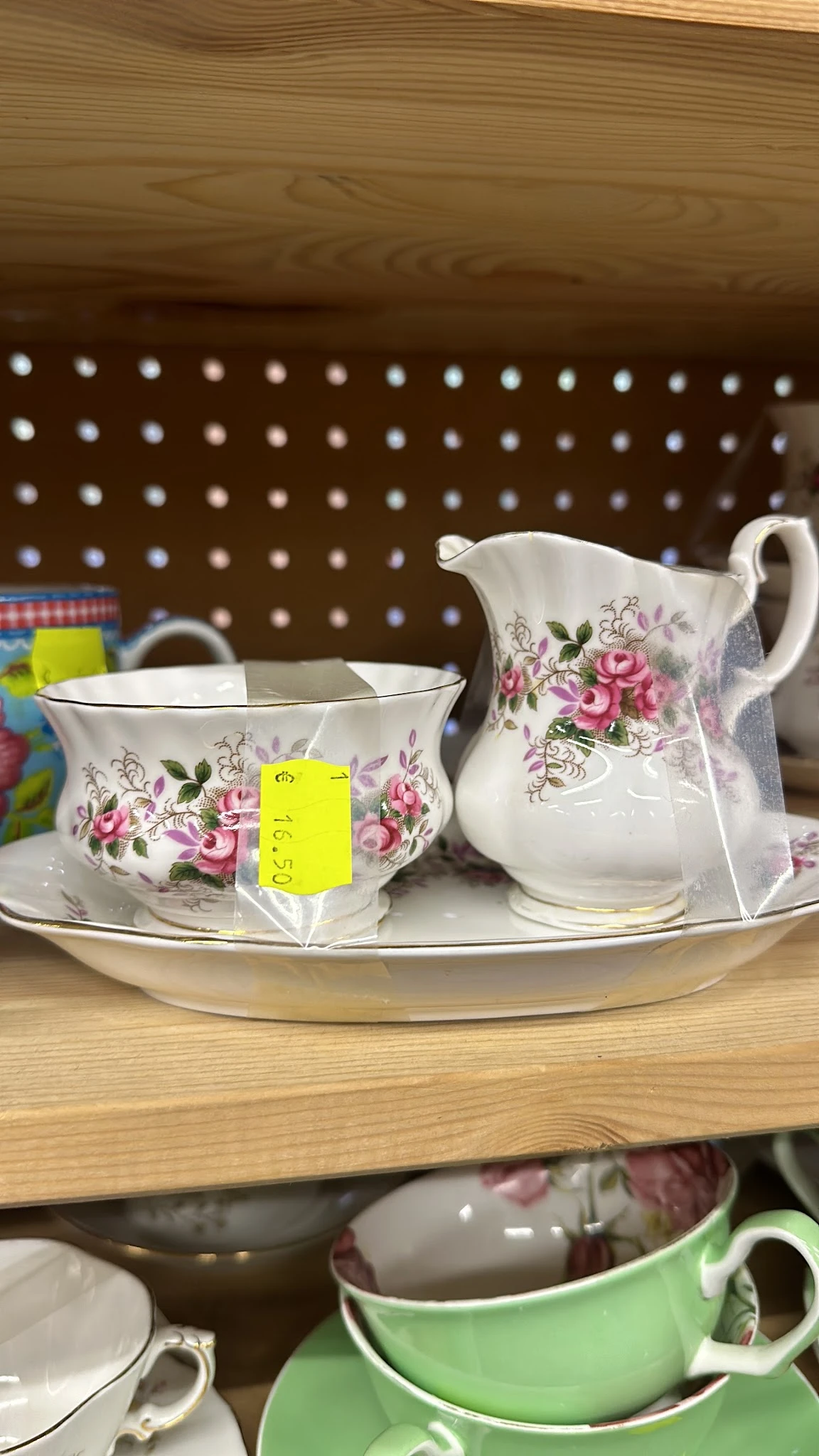 Serviesset met roze bloemmotief: kopje met schotel, kan en schaal op witte achtergrond