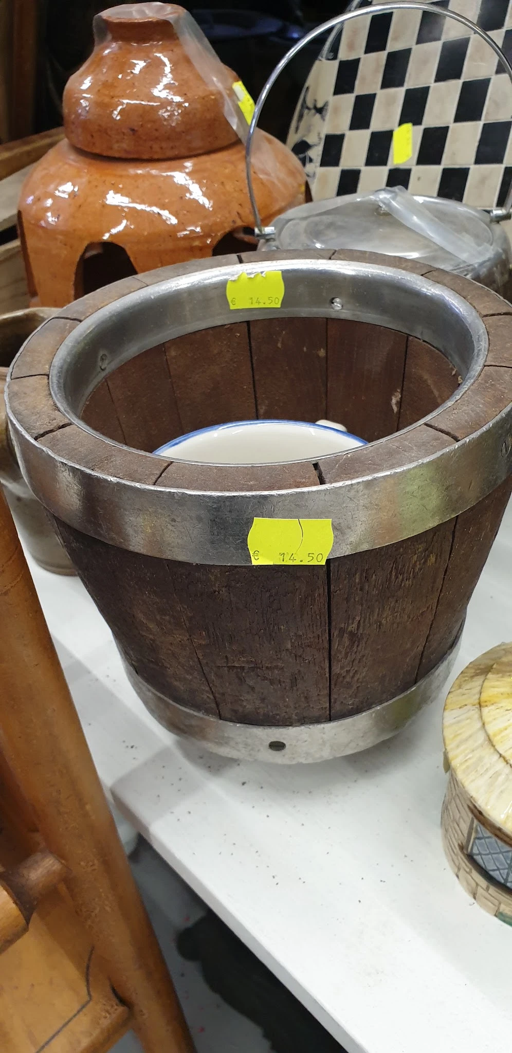 Houten ton of vat met metalen band en wit etiket met gele prijssticker