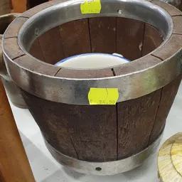 Houten ton of vat met metalen band en wit etiket met gele prijssticker