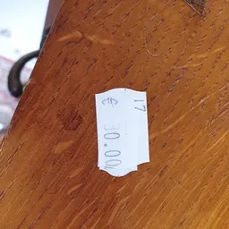 Prijssticker of kassabonnetje op houten oppervlak