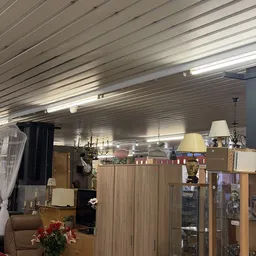 Winkelbinnenkant met stellingen, lampen, decoratieve items en sfeerverlichting