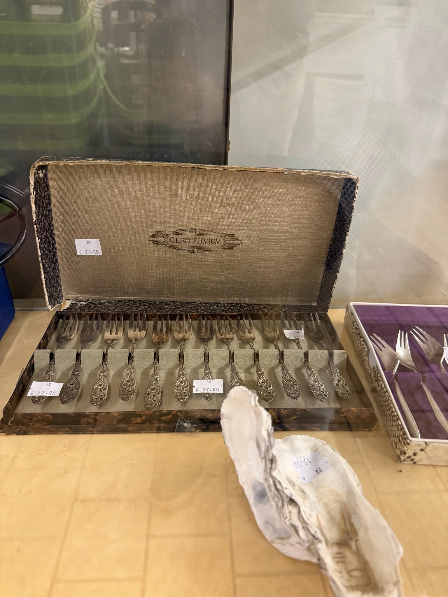 Uitgestalde bestek- of tafelzilvercollectie Gero Zilvium in houten displaydoos met witte handschoen