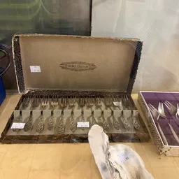 Uitgestalde bestek- of tafelzilvercollectie Gero Zilvium in houten displaydoos met witte handschoen