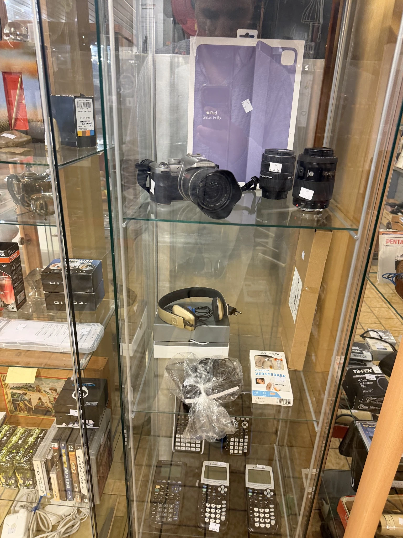 Glasvitrine met fotocamera's en lenzen op twee schappen