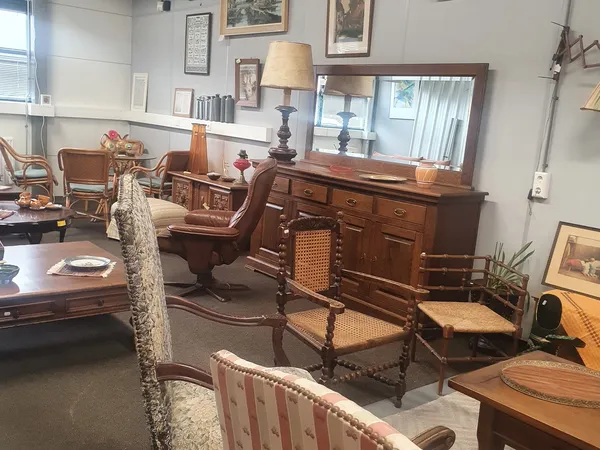 Winkelvloer met antieke meubels, kasten, stoelen en decoratiestukken uitgestald