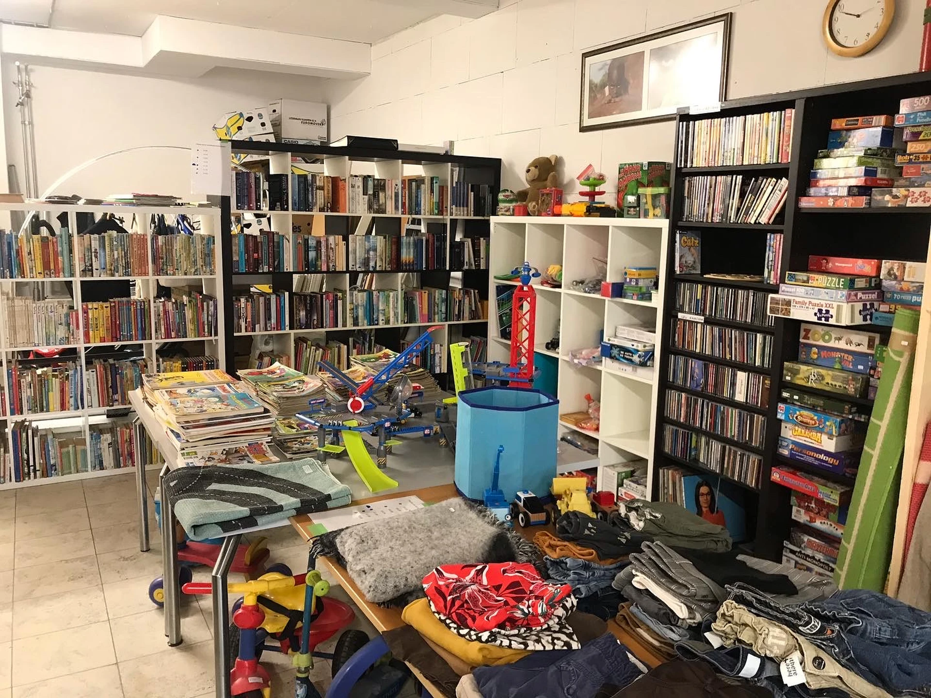 Kringloop Zetten in Zetten met tweedehands boeken, dinky toys en gereedschappen