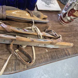 Verzameling oude houten gereedschappen en instrumenten op een houten werkblad