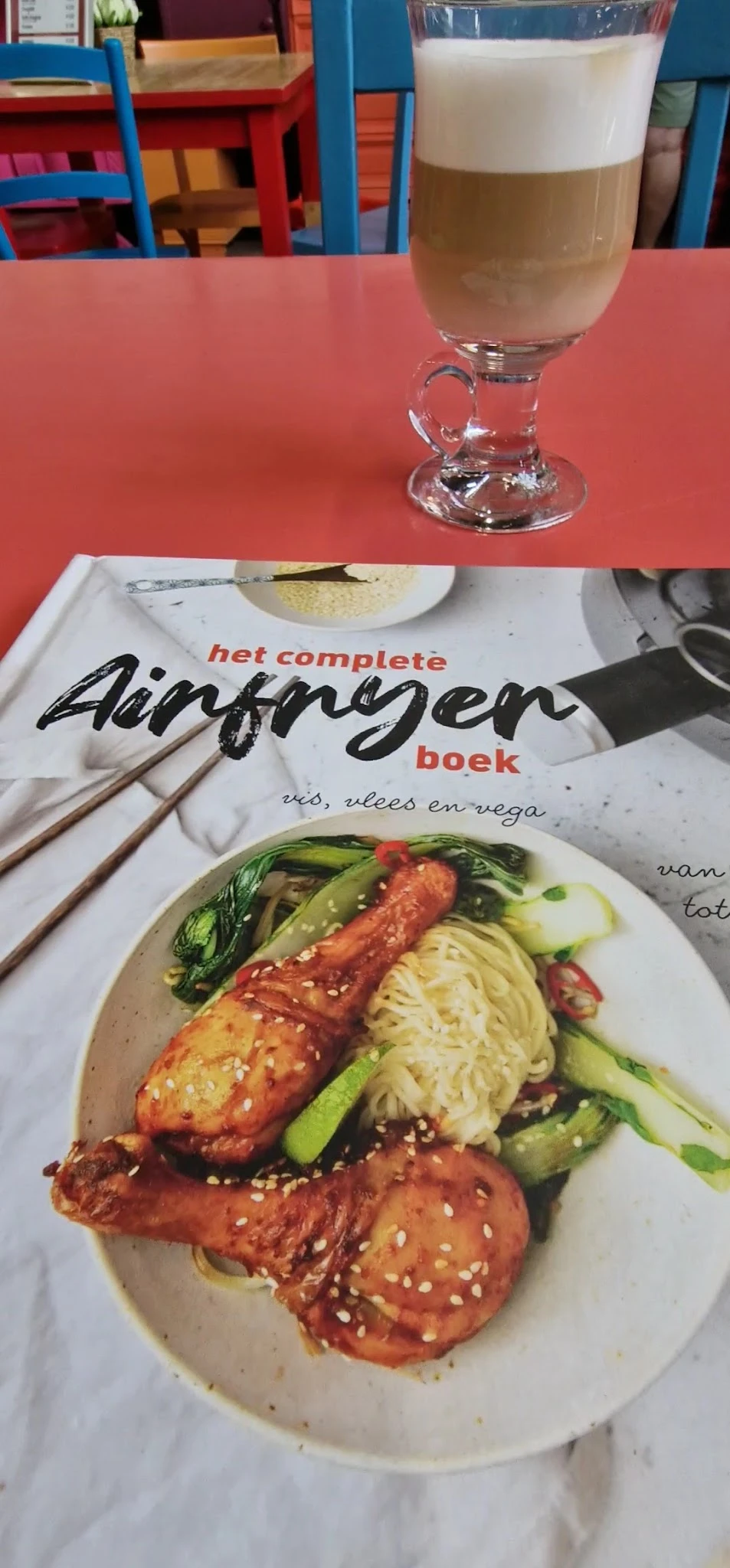 Opengeslagen kookboek 'het complete Aardappelen boek' met afbeelding van een gerecht met noodles en groenten op een bord