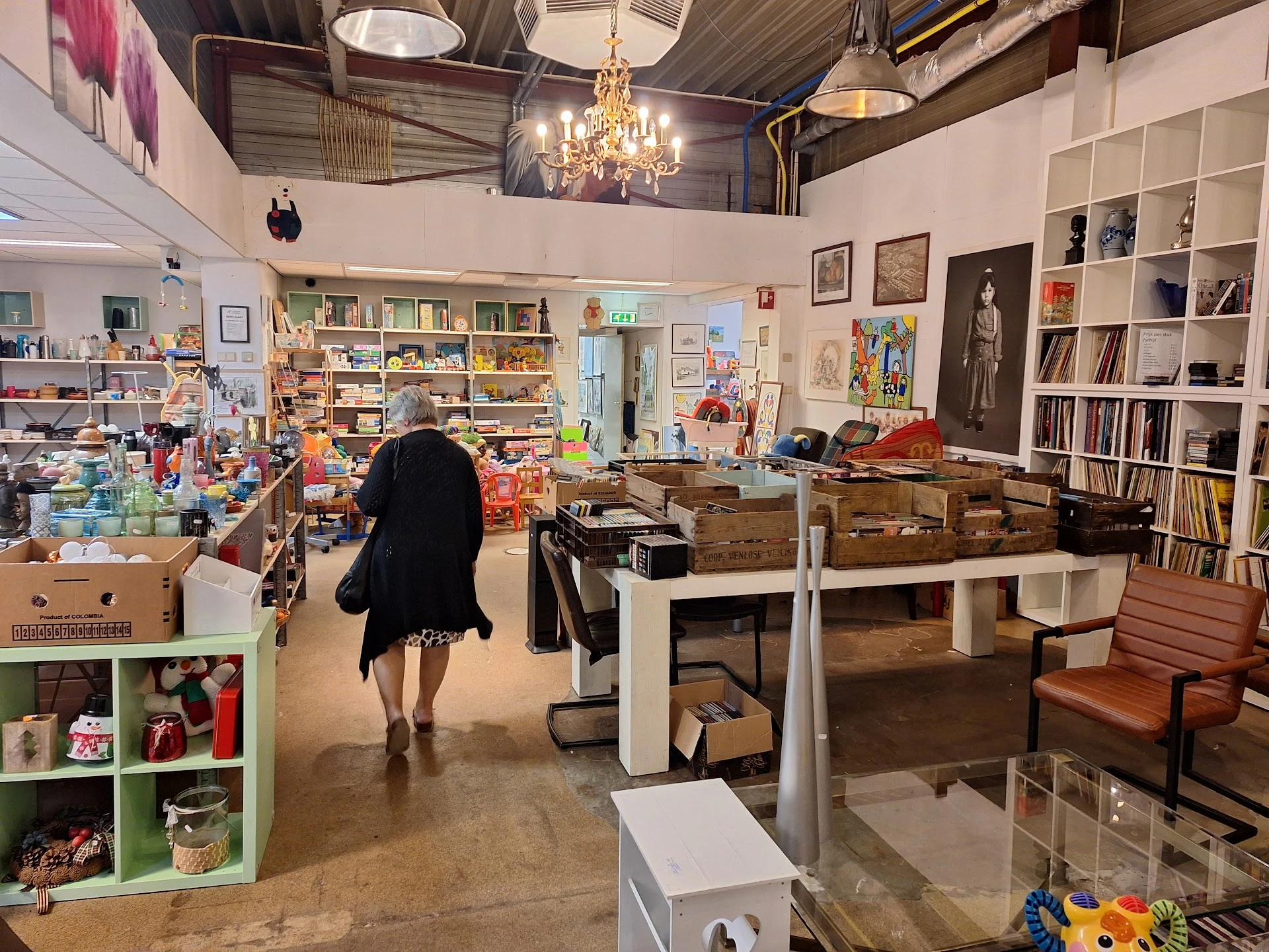 Kringloop Zuid in Valkenburg met tweedehands boeken, elektronica en gereedschappen