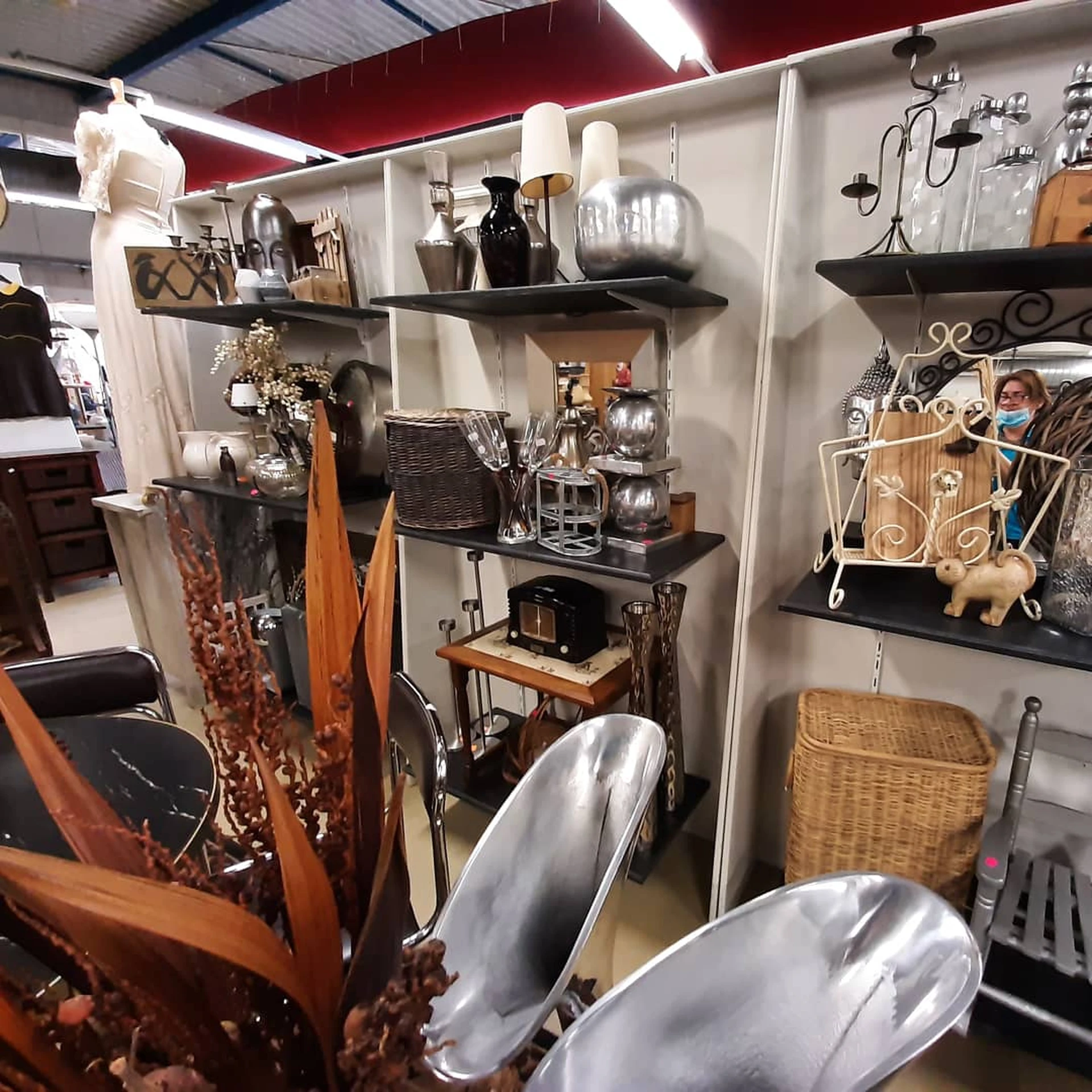 Kringloopbedrijf Bernheze in Heesch met tweedehands boeken, huishoudelijke apparaten en kleding