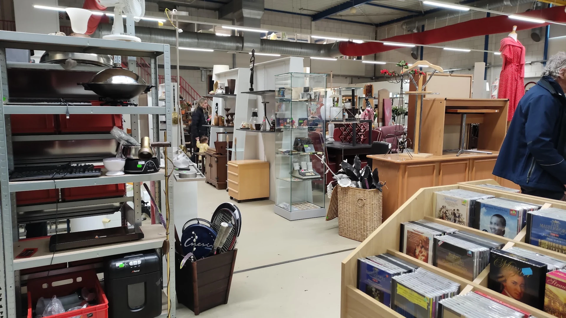 Overzicht van de winkelruimte met stellingen, displays, meubels en diverse tweedehandsartikelen
