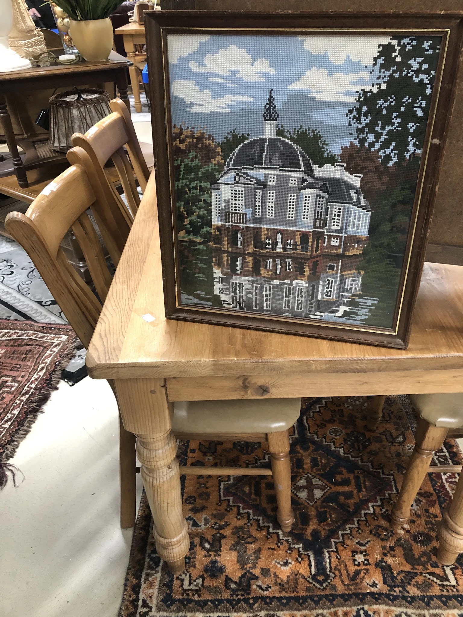 Houten tafel met geschilderd prentje van een landgoed in lijst