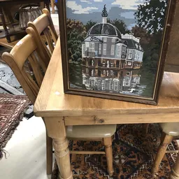 Houten tafel met geschilderd prentje van een landgoed in lijst