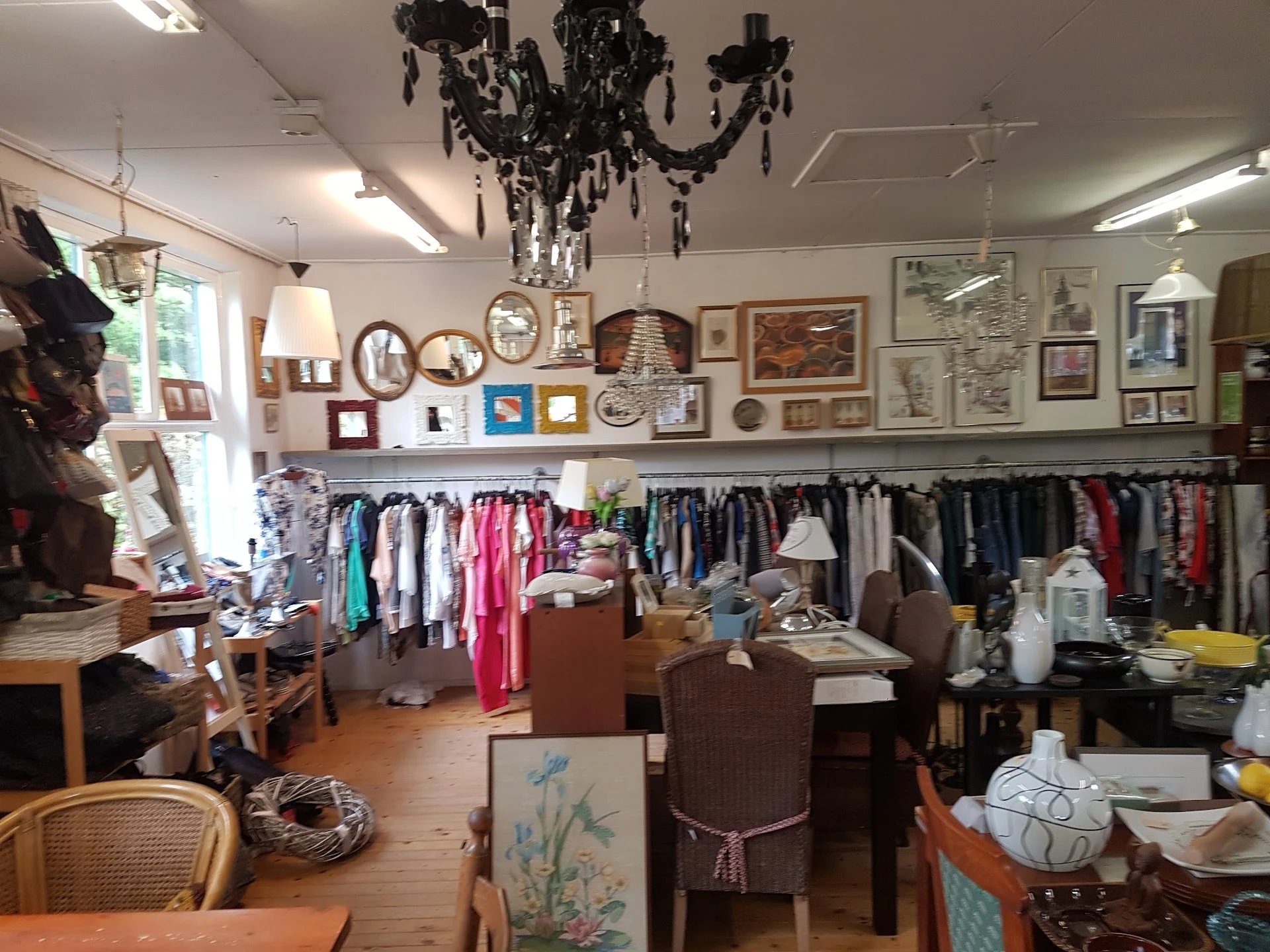 Kringloopbedrijf de Beurs in Losser met tweedehands huis- en inrichting, kleding en vintage kleding