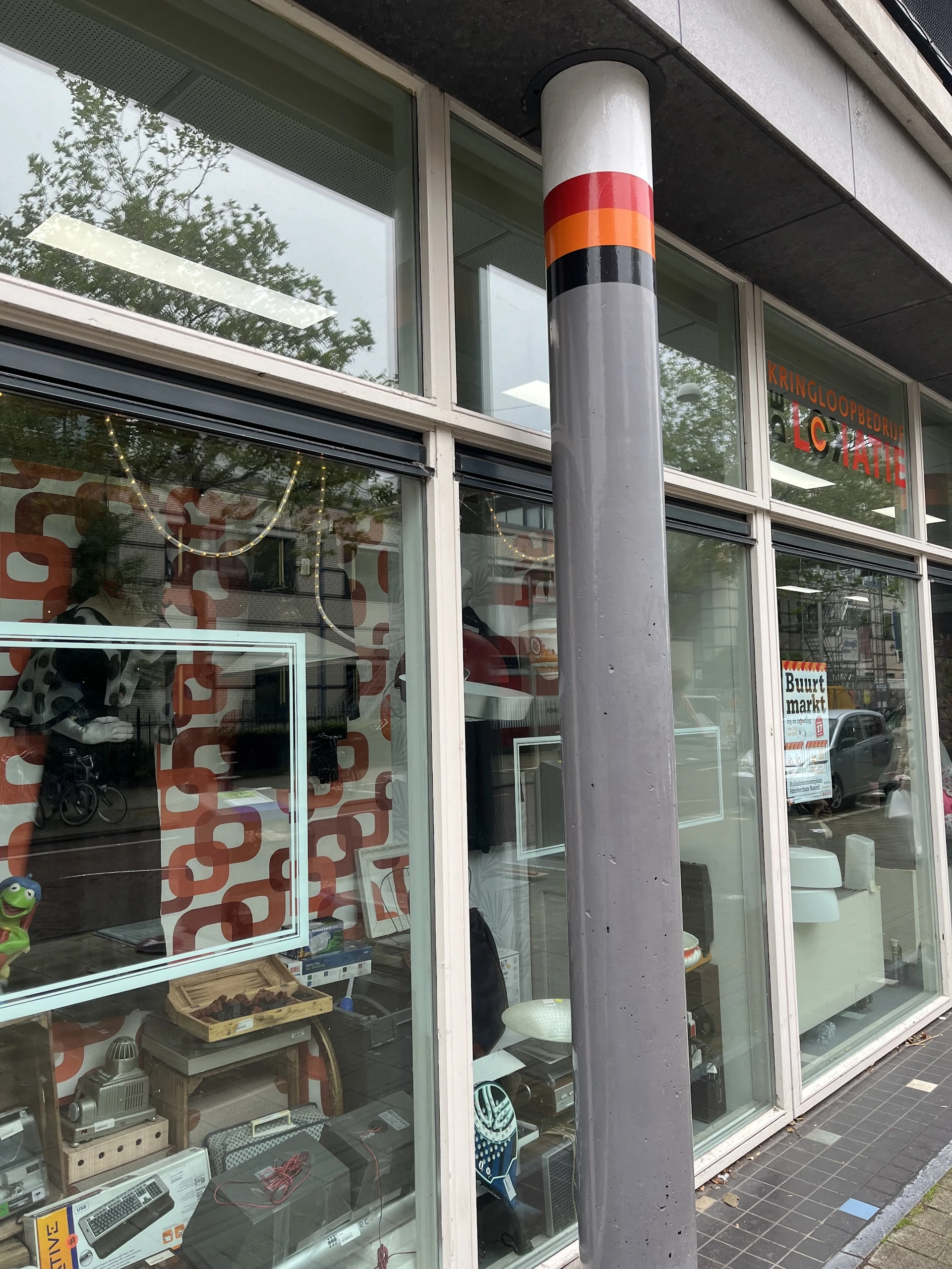 Kringloopbedrijf De Lokatie in Amsterdam met tweedehands audioapparatuur, boeken en gereedschappen