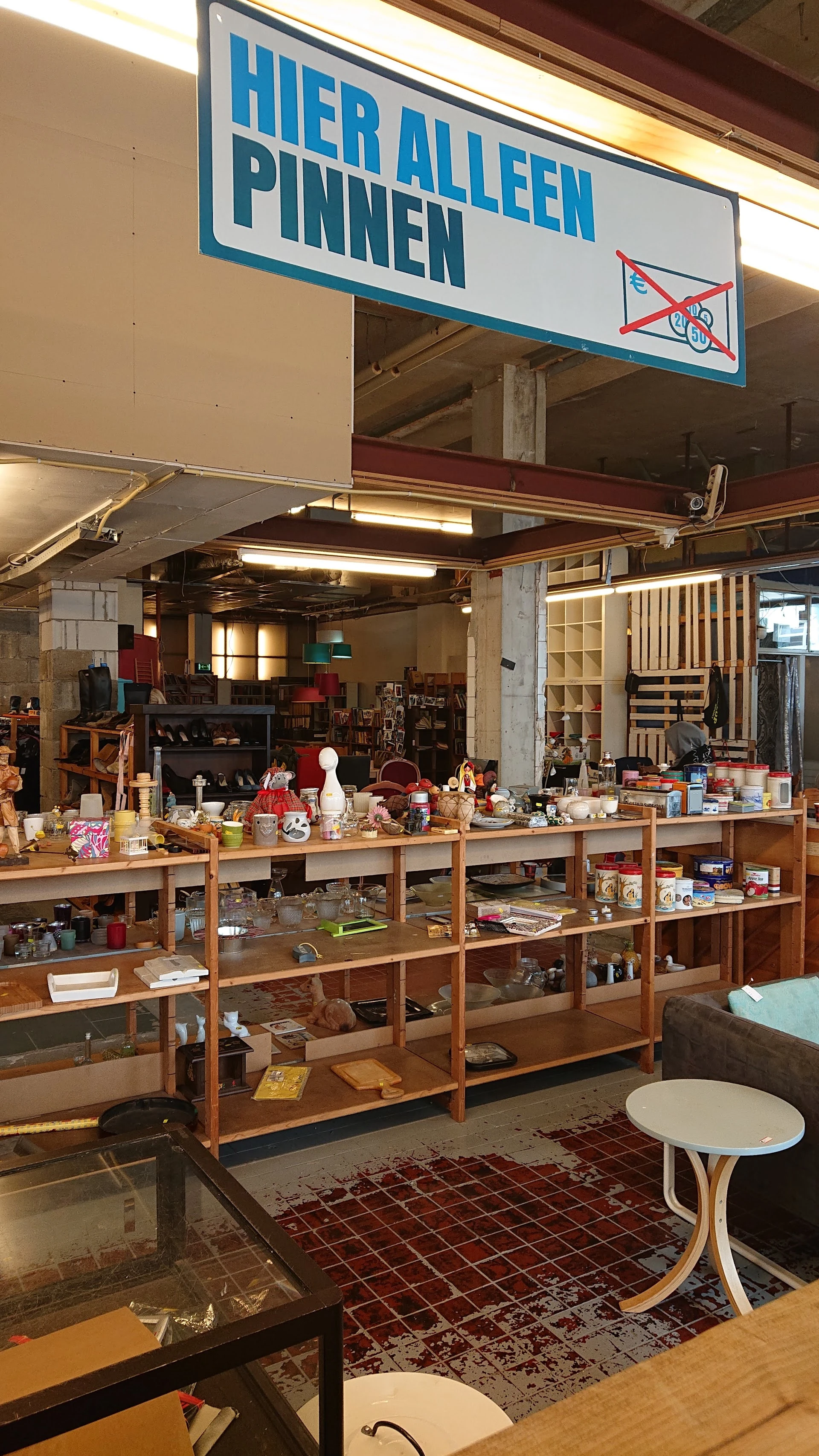 Kringloopbedrijf De Lokatie in Amsterdam met tweedehands audioapparatuur, boeken en gereedschappen