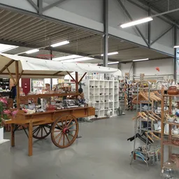 Ruim winkelinterieur met diverse tweedehands spullen, meubels, stellingen en decoratie-items