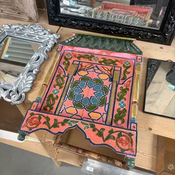 Kleurrijk decoratief wandpaneel met geometrisch en floraalmotief in rood, groen en blauw