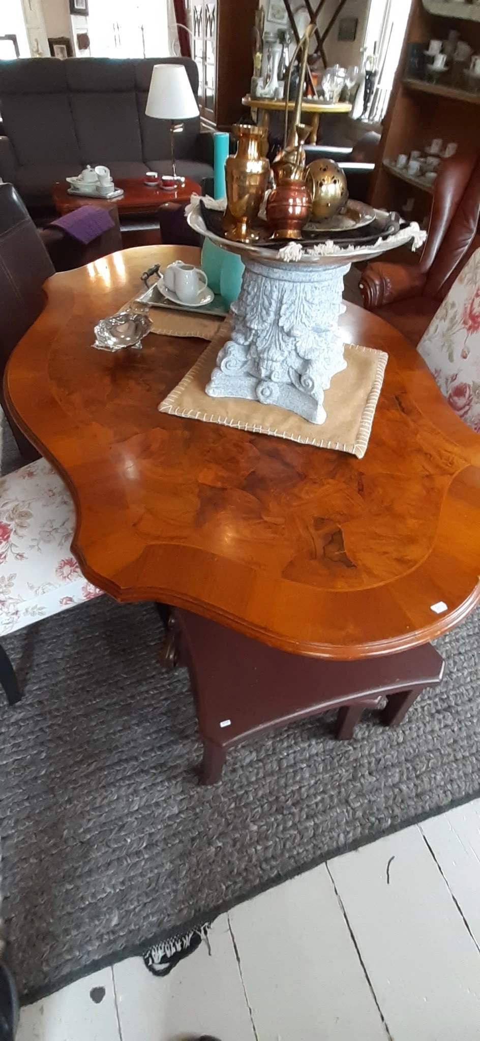 Houten tafel met glanzend afgewerkt blad en decoratief ornament erop