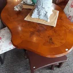Houten tafel met glanzend afgewerkt blad en decoratief ornament erop